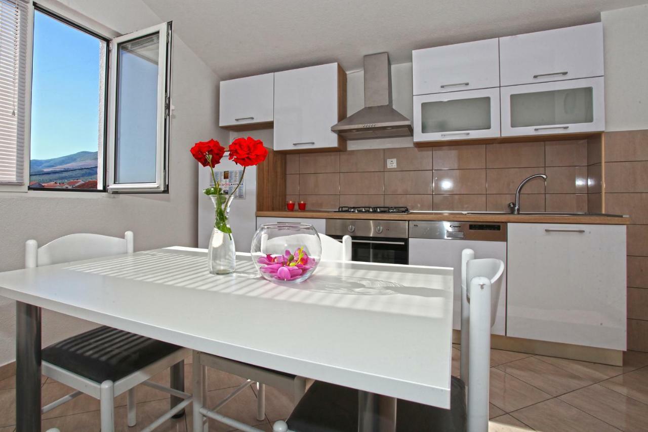 Apartments Ukic Каштела Экстерьер фото