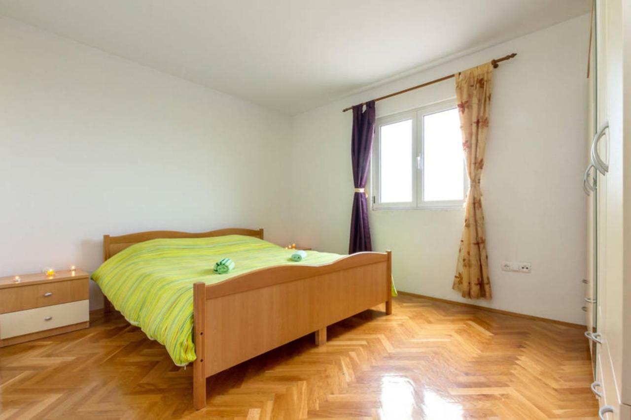 Apartments Ukic Каштела Экстерьер фото